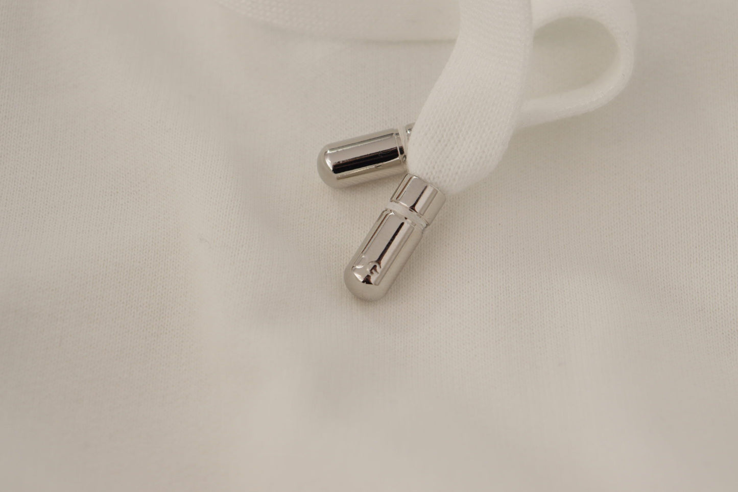 سترة هودي بيضاء مطرزة