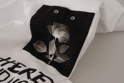 تي شيرت قطني أبيض برقبة دائرية وطبعة شعار