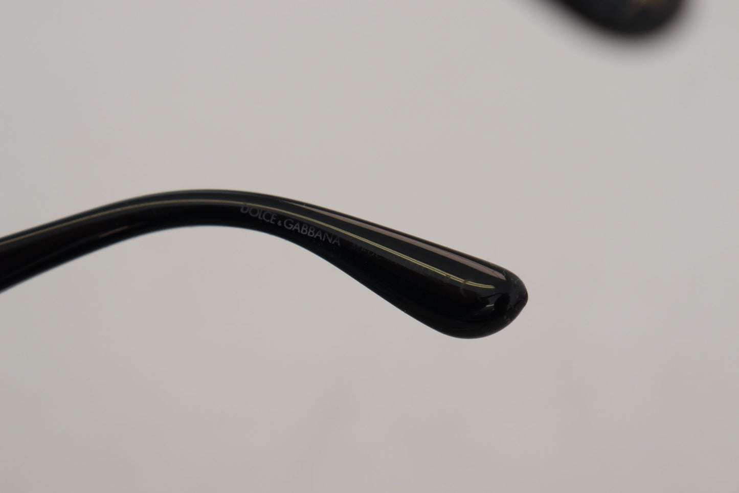 نظارة شمسية مستقطبة بتصميم فراشة باللون الأسود والذهبي DG4326