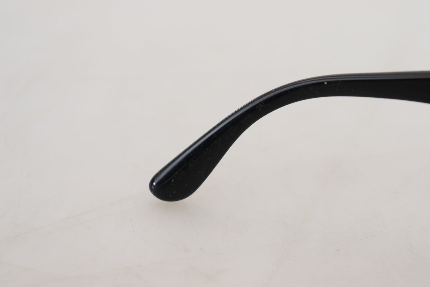 نظارة شمسية مستقطبة بتصميم فراشة باللون الأسود والذهبي DG4326