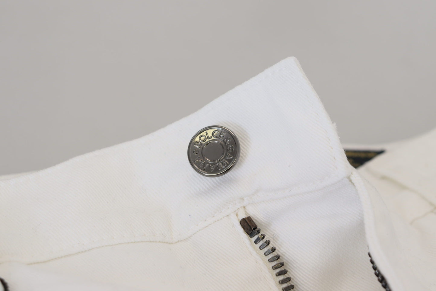 بنطال جينز أبيض ضيق من القطن المطاطي