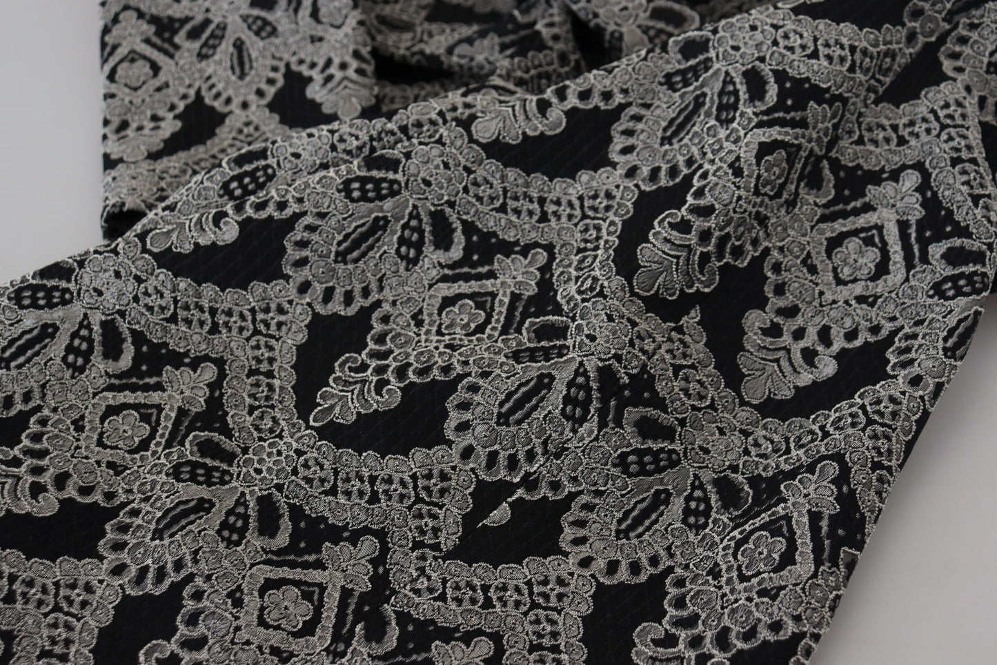 فستان ضيق من الجاكار باللون الأسود والرمادي