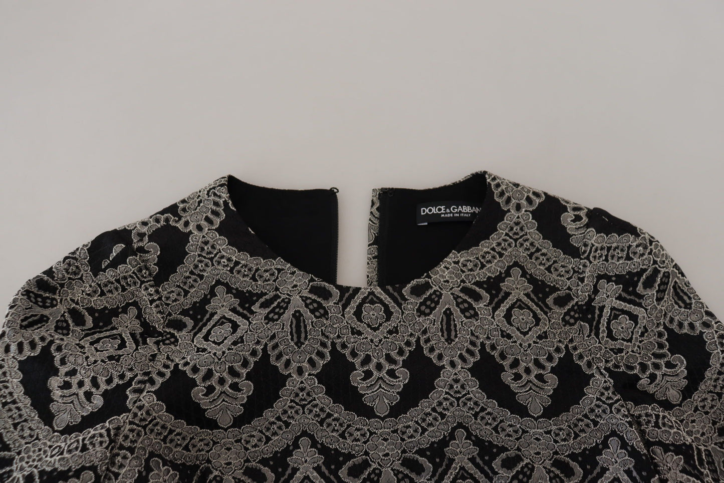 فستان ضيق من الجاكار باللون الأسود والرمادي