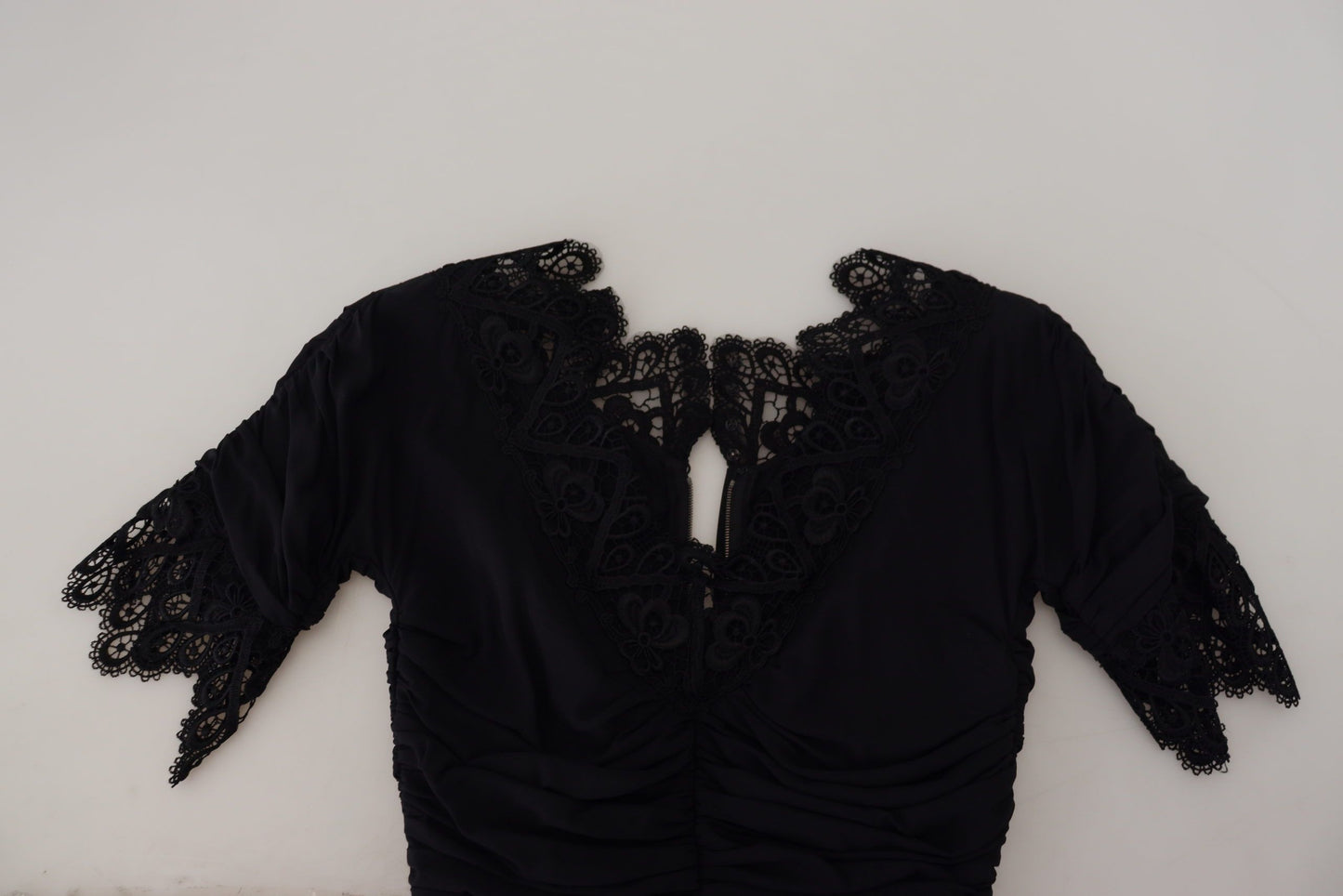 فستان أسود ضيق متوسط الطول من الدانتيل والحرير