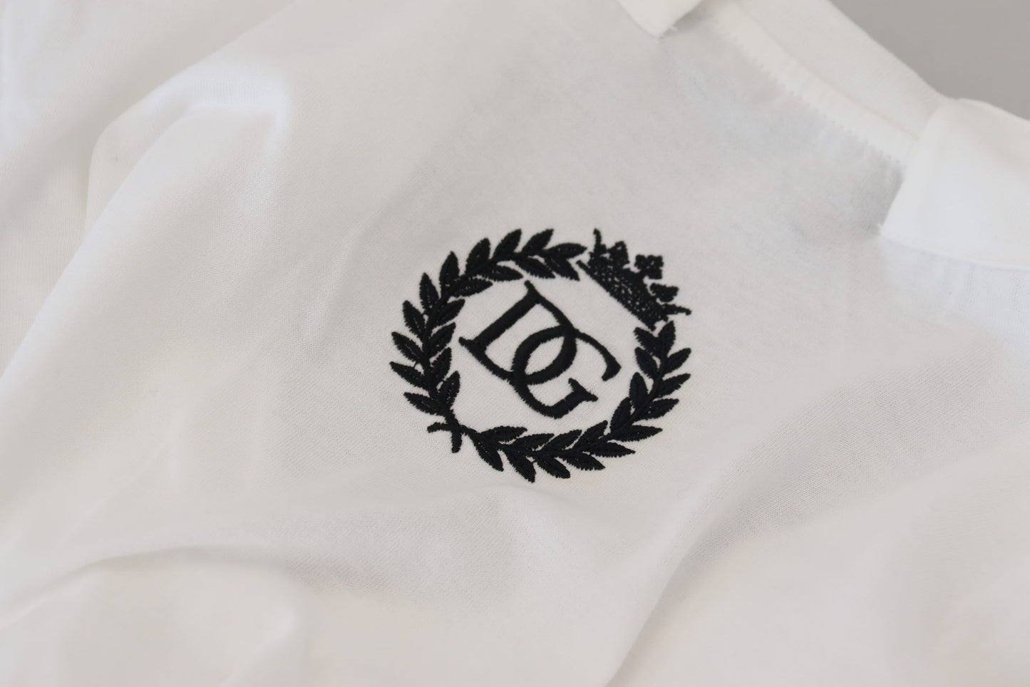 بلوزة قطنية بيضاء بأكمام قصيرة ورقبة على شكل حرف V وتي شيرت