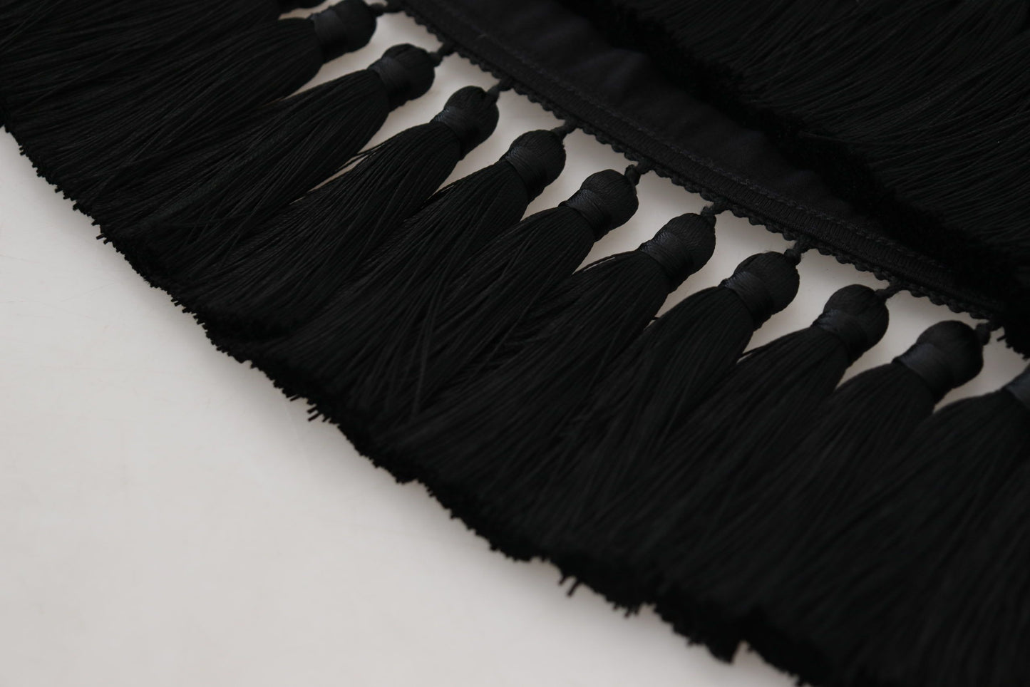 بلوزة تي شيرت سوداء مع بلوزة قطنية مزينة بالشراشيب