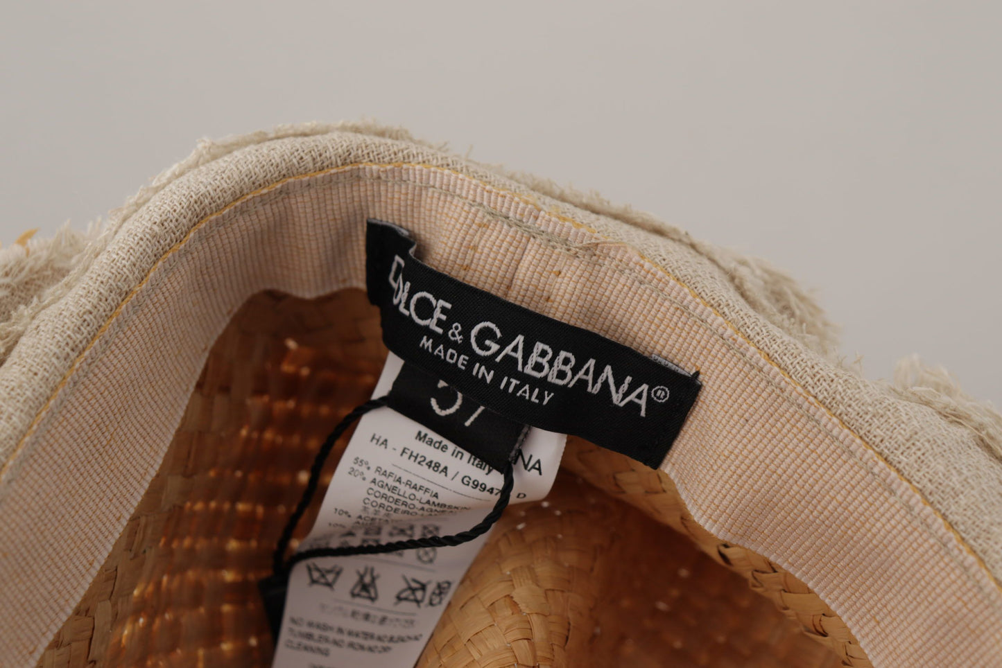 قبعة من القش مزينة بشريط أصفر وزهور