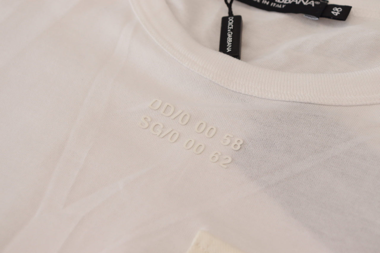 تي شيرت أبيض بأكمام قصيرة وجيب قابل للطي