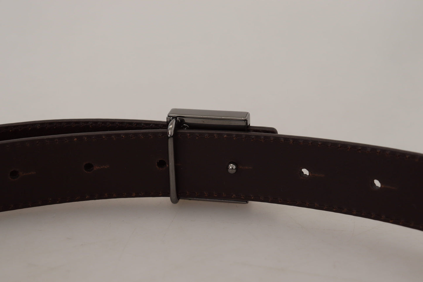 حزام من الجلد الذهبي والفضي بمشبك معدني مربع