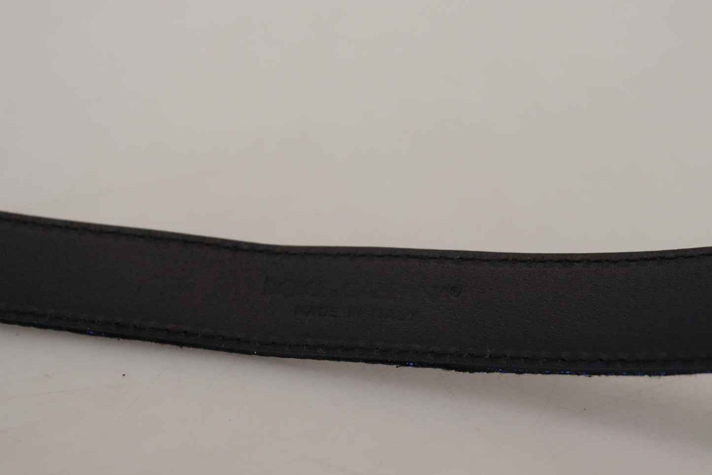 حزام أزرق مخطط بنقشة الجاكار ومشبك فضي