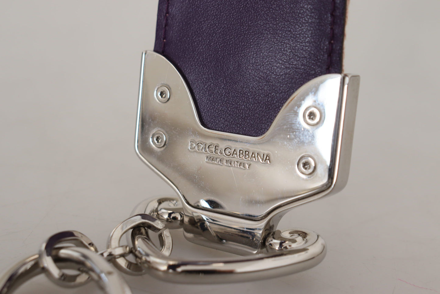 حزام كتف معدني مزين بزخارف نباتية متعددة الألوان