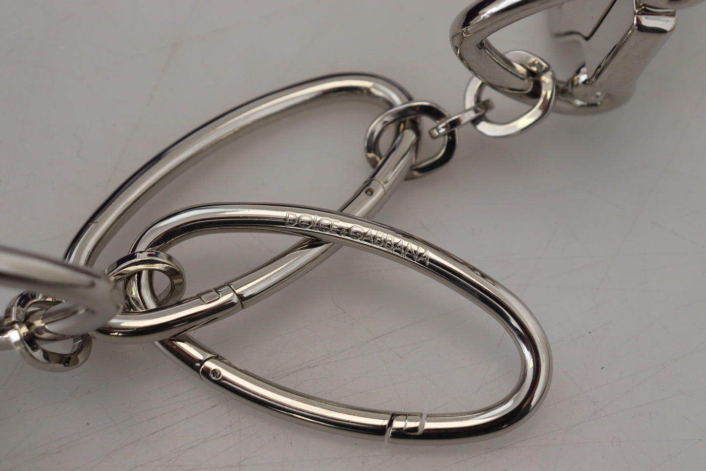 حزام كتف معدني مزين بزخارف نباتية متعددة الألوان