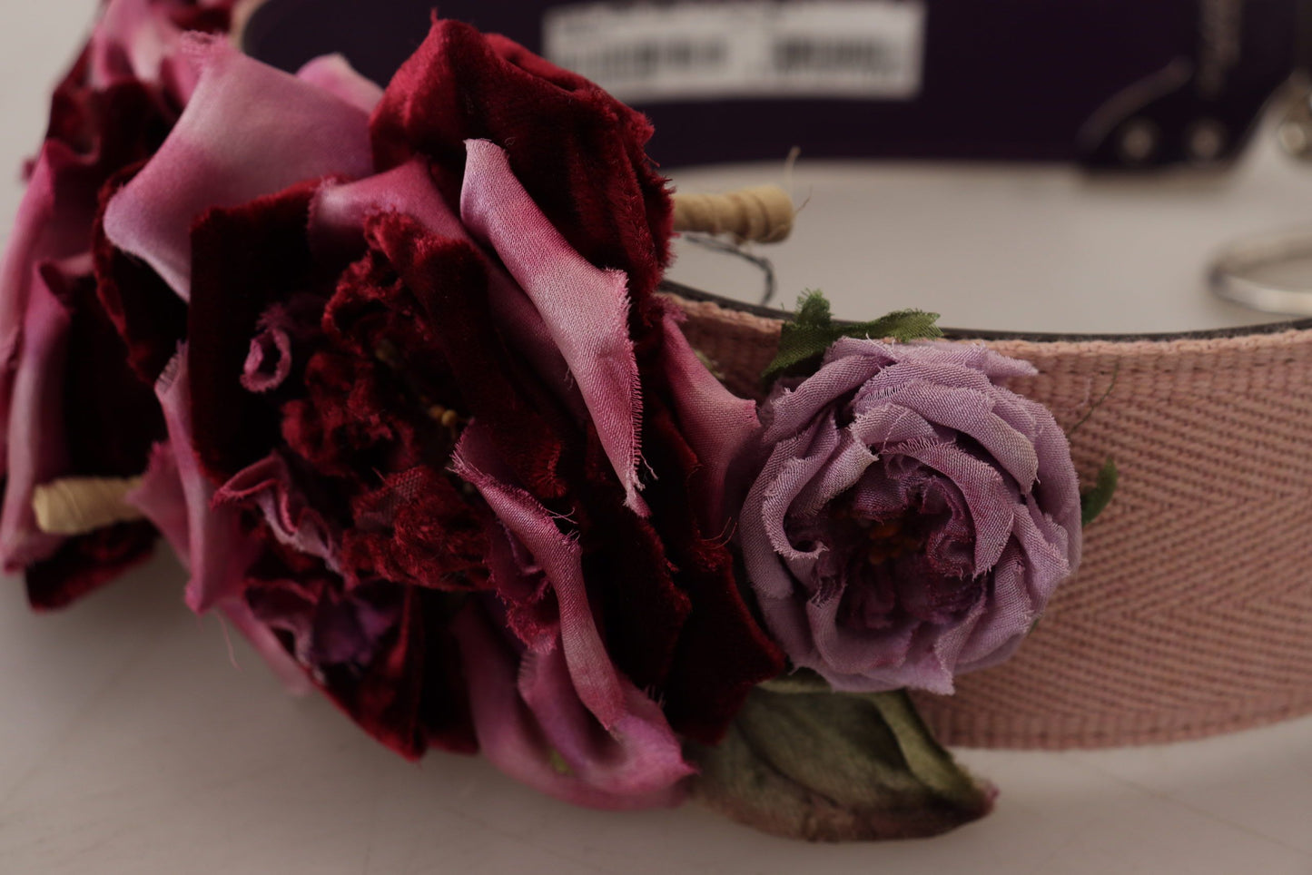 حزام كتف معدني مزين بزخارف نباتية متعددة الألوان