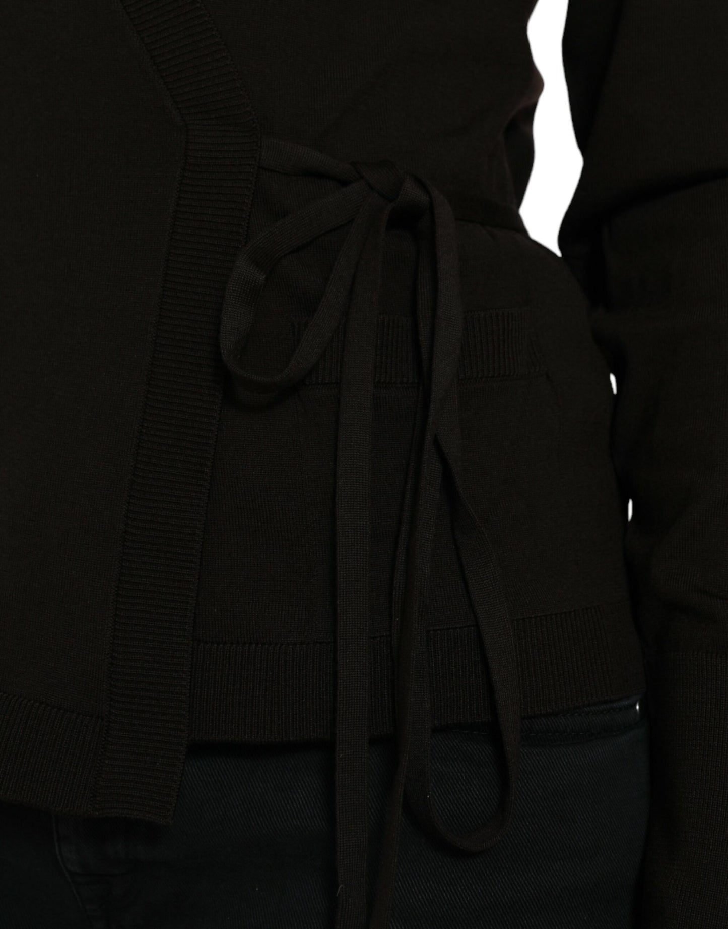 سترة كارديجان سوداء من الصوف بفتحة رقبة على شكل حرف V