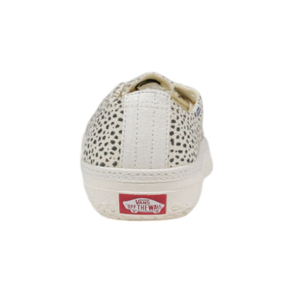 حذاء رياضي من القماش الأسود