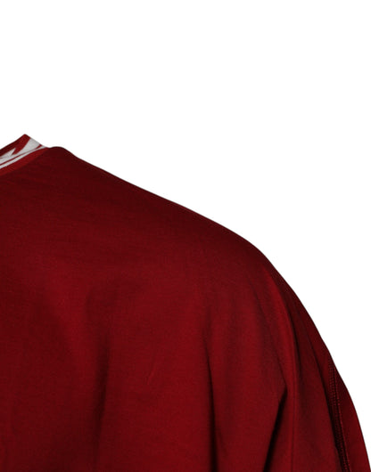 تي شيرت قطني برقبة دائرية وشعار تاج أحمر