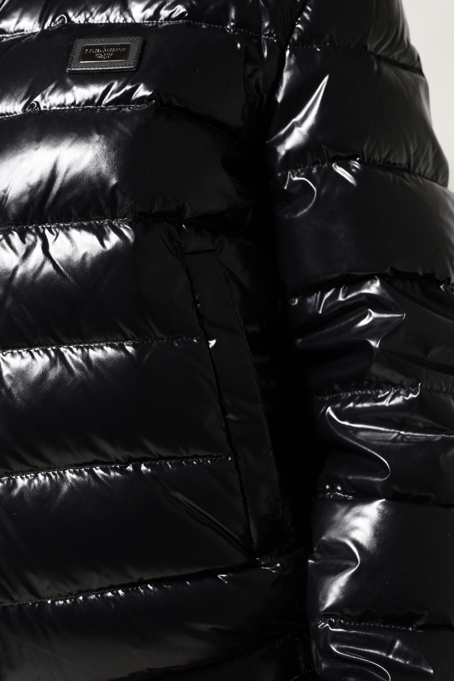 سترة منفوخة بسحاب كامل ولوحة شعار سوداء