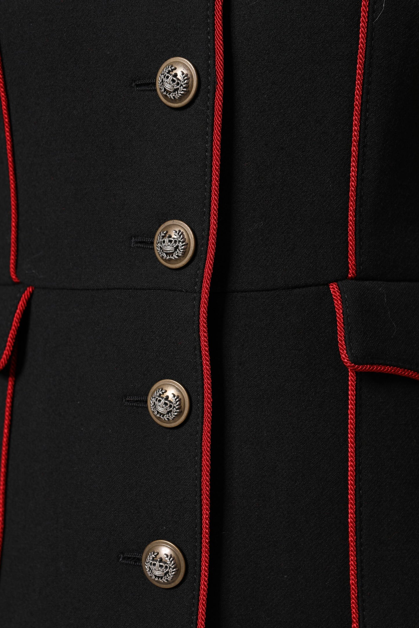 جاكيت ترنش من الصوف الأسود بصف واحد من الأزرار