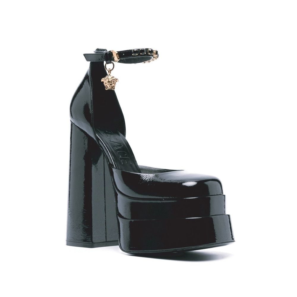 صنادل جلدية ذات منصة