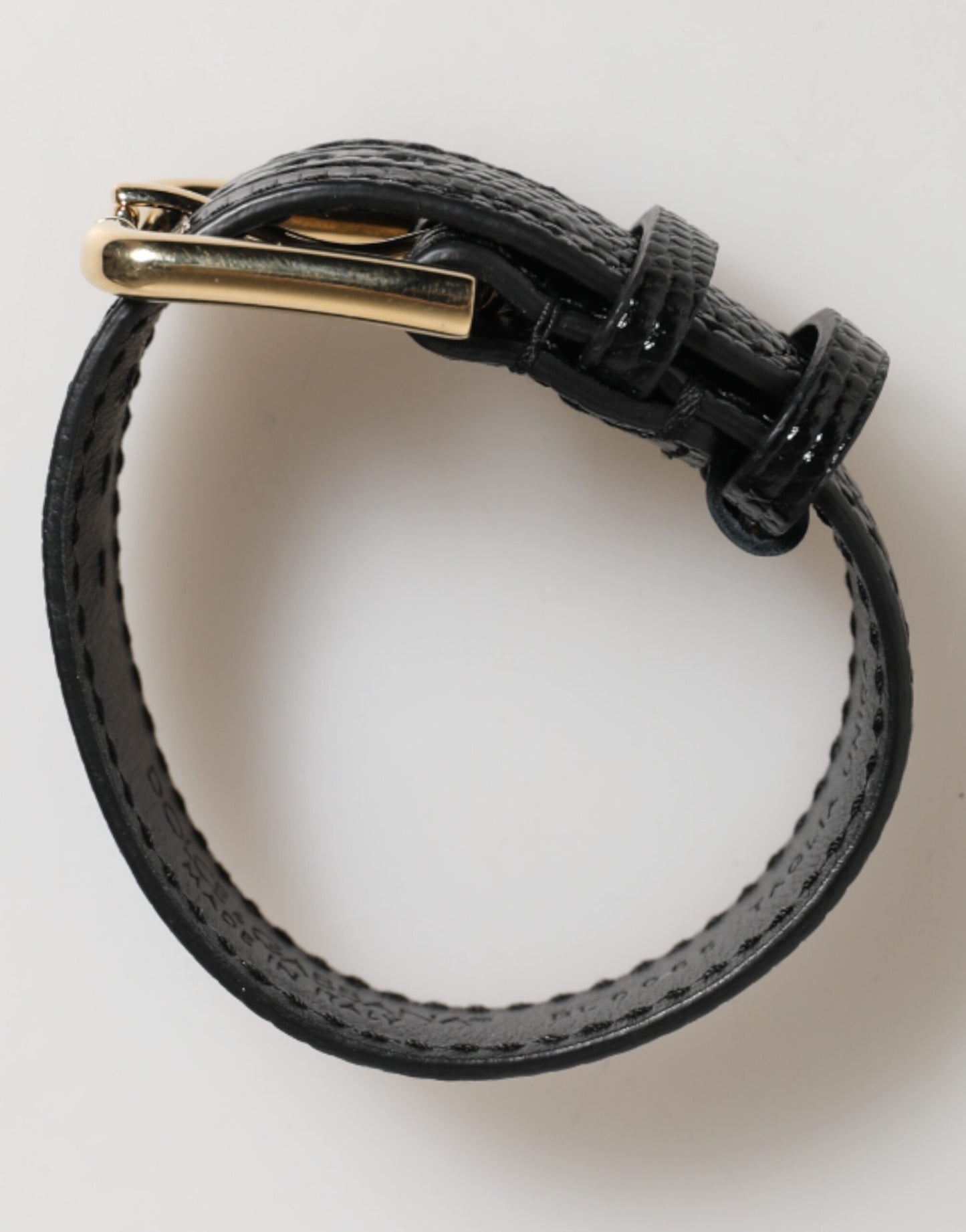 Sort præget læderarmbånd med guldspænde