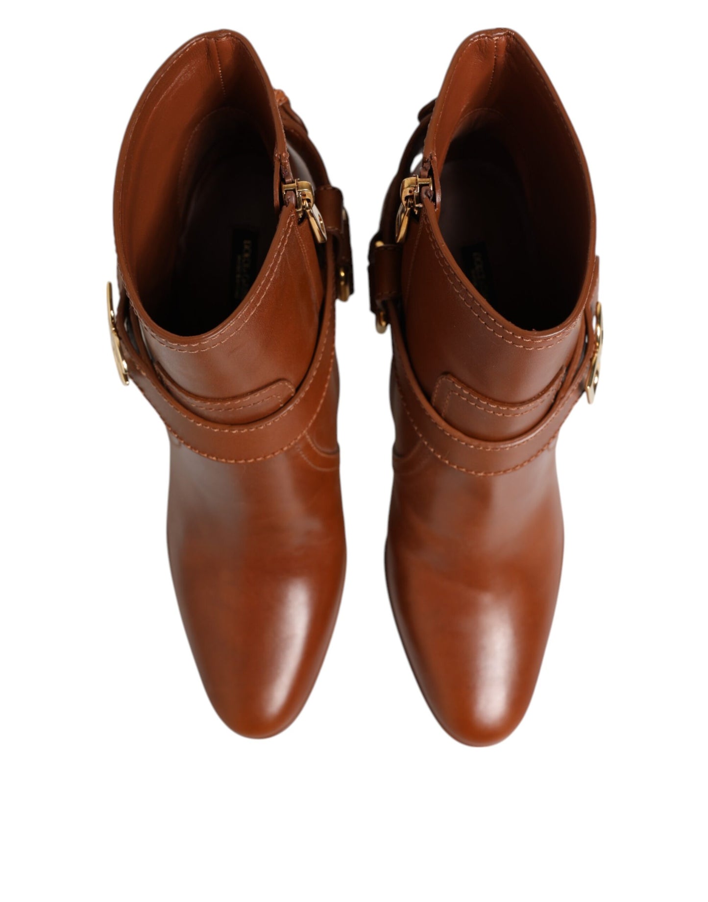 حذاء بكعب عالٍ من الجلد البني مع شعار DG وإبزيم