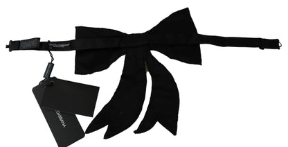 ربطة عنق نسائية فضية اللون مصنوعة من الحرير بنسبة 100% ومزينة بالكريستال